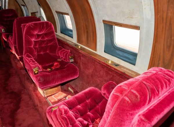 Elvis Presley’s Extravagant Private Jet: A Peek Into the King’s Luxurious Lifestyle