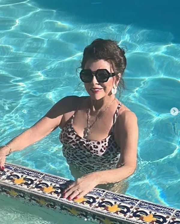 Ageless Beauty: Joan Collins Stuns in Captivating Swimwear Snapshot