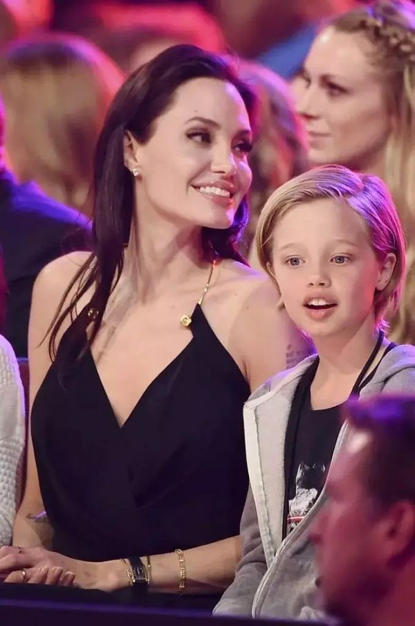 Shiloh with Angelina Jolie and Sisters