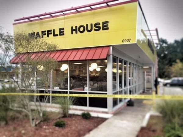 Waffle House Waitress Overwhelmed by Generous Tip from Stranger