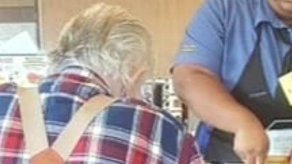 Woman Takes Sneak Photo Behind Old Man: Reveals What Waitress is Doing with His Food