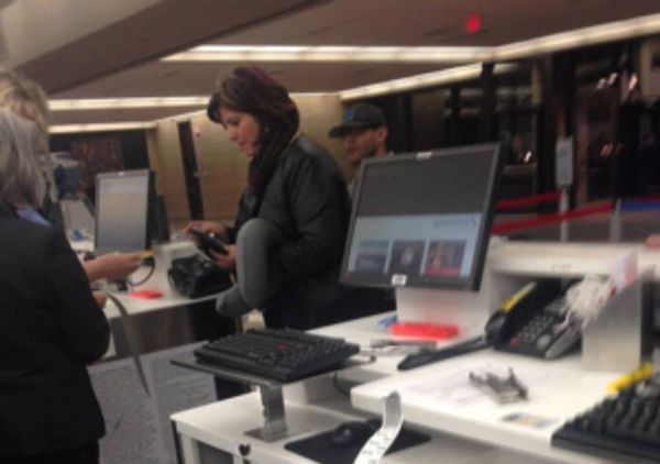 Heartwarming Moment at Airline Counter Goes Viral!