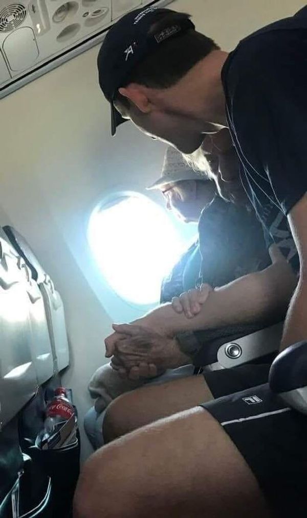 A Heartwarming Act of Kindness on a Flight