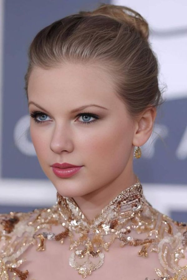 Taylor Swift’s Makeup-Free Moments: Effortlessly Flawless