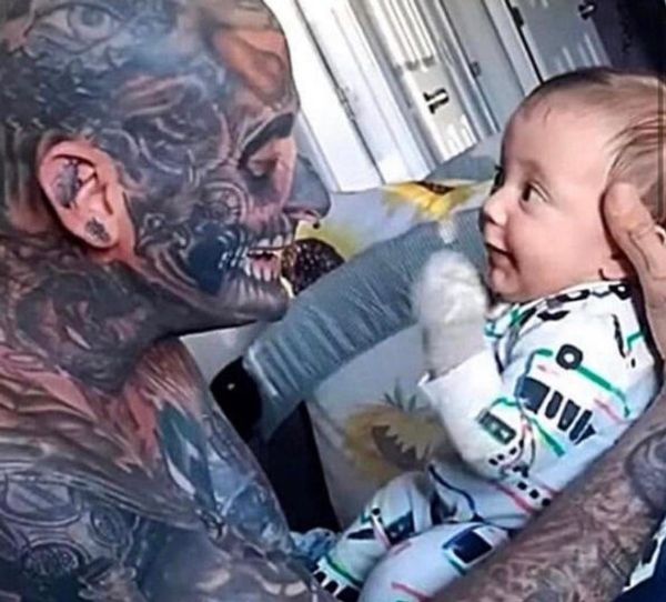 People Criticize a Father with 240 Tattoos but His Wife Clarifies the Situation